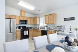 Bright & Comfy House Near NAS with Free Parking