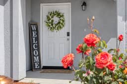 Bright & Comfy House Near NAS with Free Parking