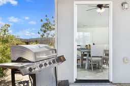 Bright & Comfy House Near NAS with Free Parking