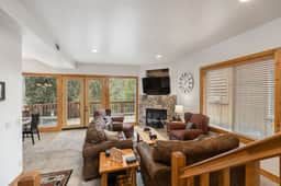 Mins to Lake, enjoy Shaver at PJ's Retreat!