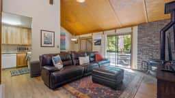 Serenity Townhouse: Mountain Views, Pool &Hot Tub