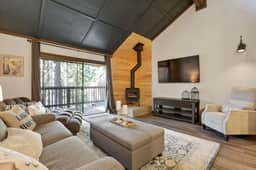 Shaver Escape! Mountain Loft Condo