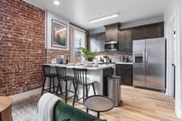 Stylish Downtown Studio Loft Above Tap Yard