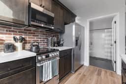 Stylish Downtown Studio Loft Above Tap Yard
