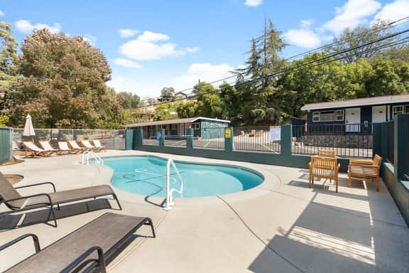 1BR Suite The Belle Sequoia Motel RM 9 w pool 