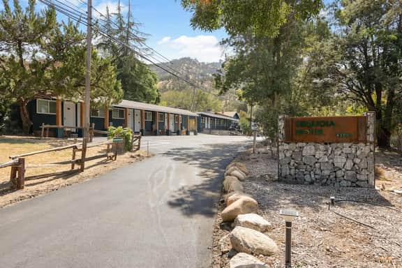 1BR Suite The Belle Sequoia Motel RM 9 w pool 