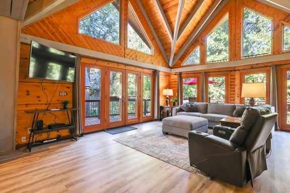 Bear Hugs A-Frame Cabin with Games, AC & BBQ Grill