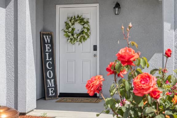 Bright & Comfy House Near NAS with Free Parking