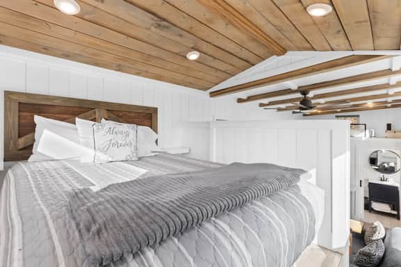 Tiny home in Lindsay with fireplace, 2 Queen lofts - Image 2