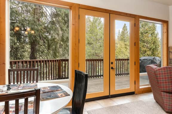 Mins to Lake, enjoy Shaver at PJ's Retreat!