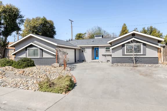 Relaxing Spa & Serenity Pond Retreat in Porterville