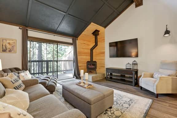 Shaver Escape! Mountain Loft Condo