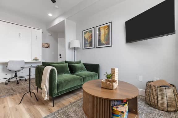 Stylish Downtown Studio Loft Above Tap Yard
