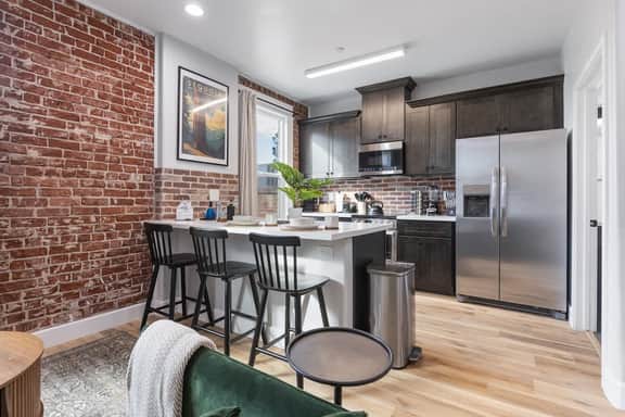 Stylish Downtown Studio Loft Above Tap Yard
