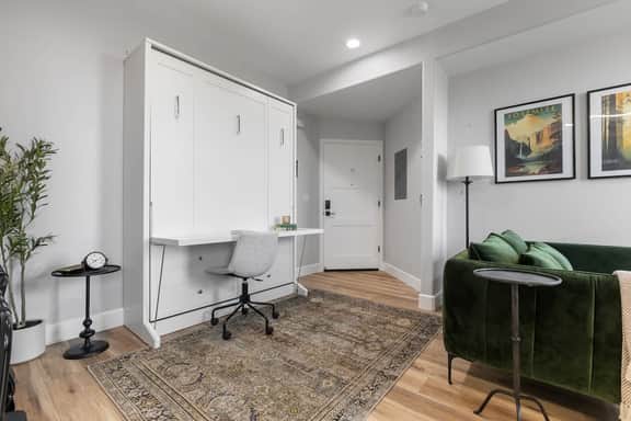Stylish Downtown Studio Loft Above Tap Yard