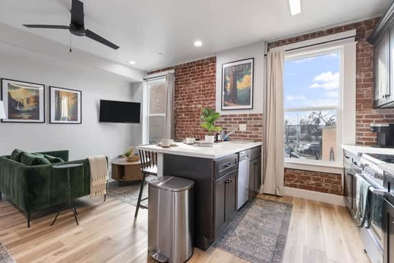 Downtown Studio Loft Above Tulare's Tap Yard - Image 4