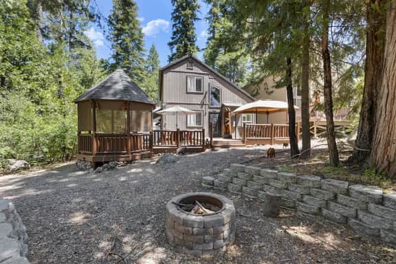 The Grizzly Pines Retreat- Deck, BBQ, Firepit+