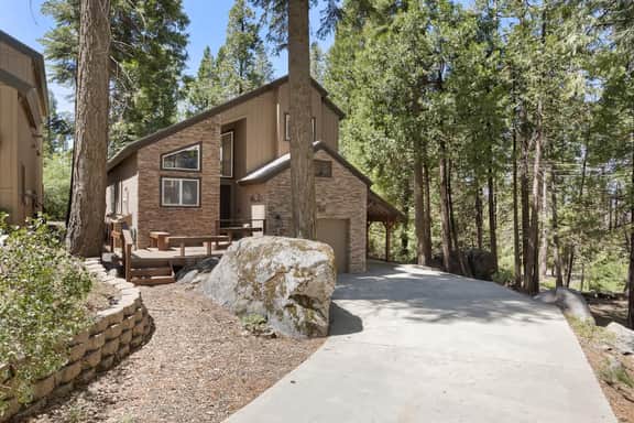 The Grizzly Pines Retreat- Deck, BBQ, Firepit+