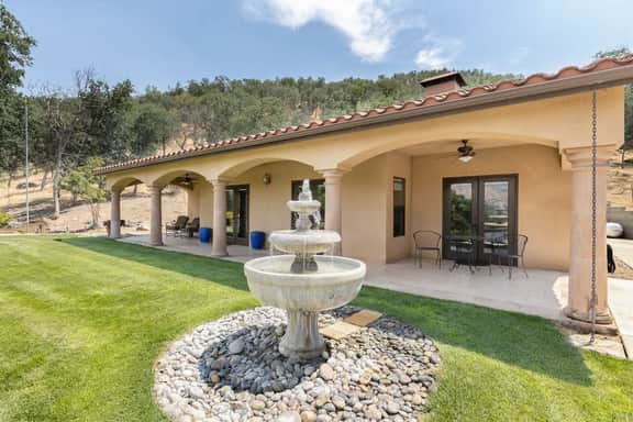 The Ranch Guesthouse, wake up to serenity! 