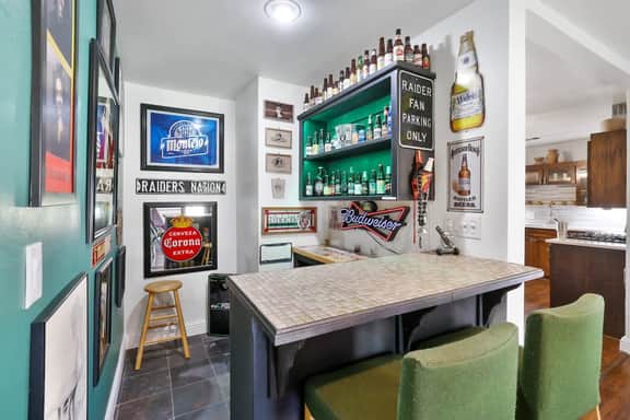 Tulare Vintage Soul House: Pet Friendly, Gym, Bar+