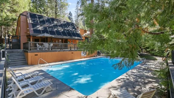 Serenity Townhouse: Mountain Views, Pool &Hot Tub - Image 5