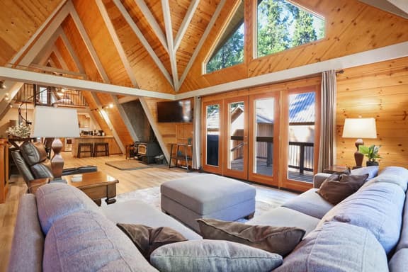 Bear Hugs A-Frame Cabin with Games, AC & BBQ Grill