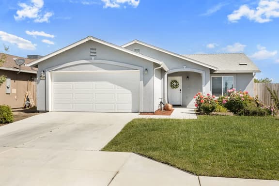 Bright & Comfy House Near NAS with Free Parking