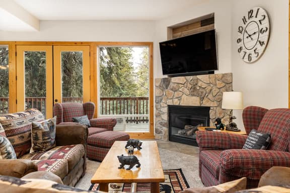 Mins to Lake, enjoy Shaver at PJ's Retreat!
