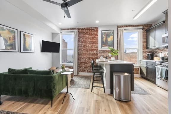 Stylish Downtown Studio Loft Above Tap Yard